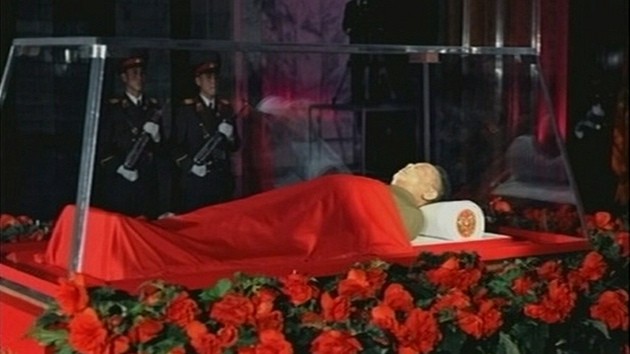 Rakev s ostatky severokorejského vdce Kim ong-ila v mauzoleu Kumsusan v