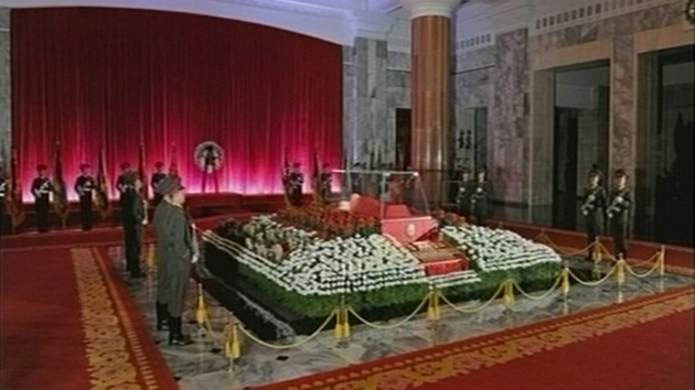 Rakev s ostatky severokorejského vdce Kim ong-ila v mauzoleu Kumsusan v...