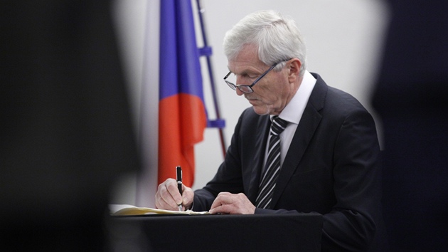 Poslanci podpisem do kondolenn knihy uctili pamtku Vclava Havla (20. prosince 2011)