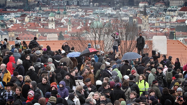 Hromadné louení se zesnulým prezidentem Václavem Havlem u Praského hradu