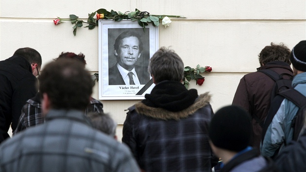 Minuta ticha za zesnulho Vclava Havla v Jihlav. (23. prosince 2011)