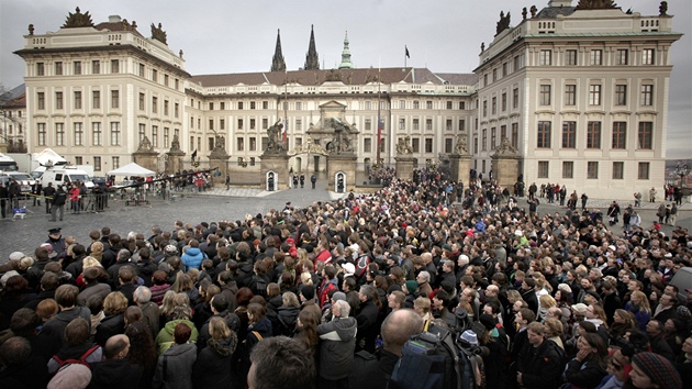 Minuta ticha za Václava Havla ped Praským hradem. (23. prosince 2011)