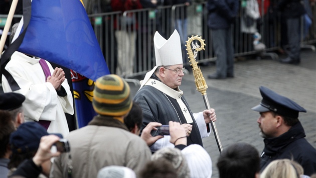 Arcibiskup Dominik Duka v liturgickém prvodu ped Praským hradem.. (23.