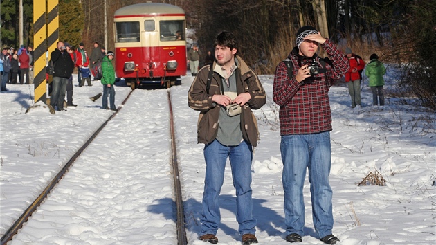 Ti stovky lidí cestovaly historickým motorákem z Olomouce pes Bruntál do Malé