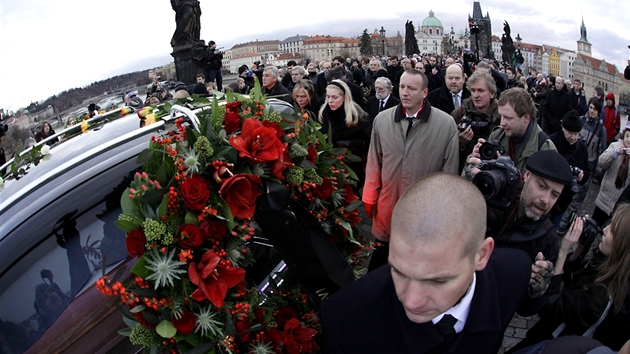 Dagmar Havlová jde po Karlov most za autem s ostatky bývalého prezidenta