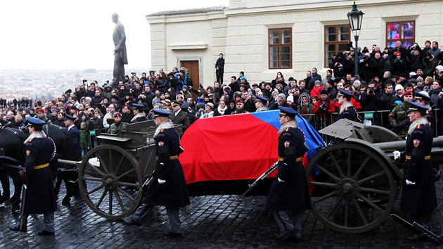 Lafeta s ostatky bvalho prezidenta Vclava Havla projd Hradanskm