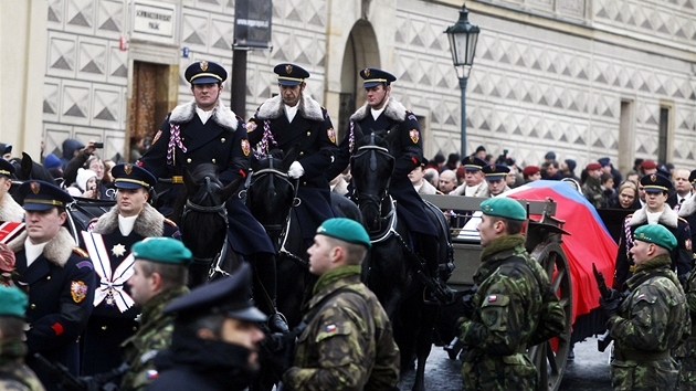 Vojci vezou na Praskm hrad ostatky bvalho prezidenta Vclava Havla (21.