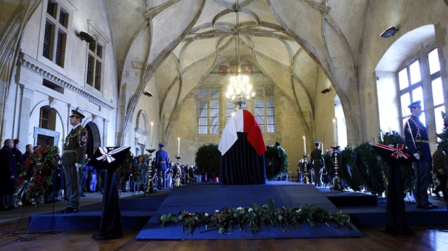 Lidé se louí s Václavem Havlem ve Vladislavském sále Praského hradu (21.