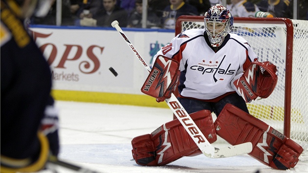 LEP NE VOKOUN? Michal Neuvirth zasahuje proti stele z hol hokejist Sabres v prvn tetin utkn v Buffalu. V prbhu zpasu ho vystdal krajan Tom Vokoun.