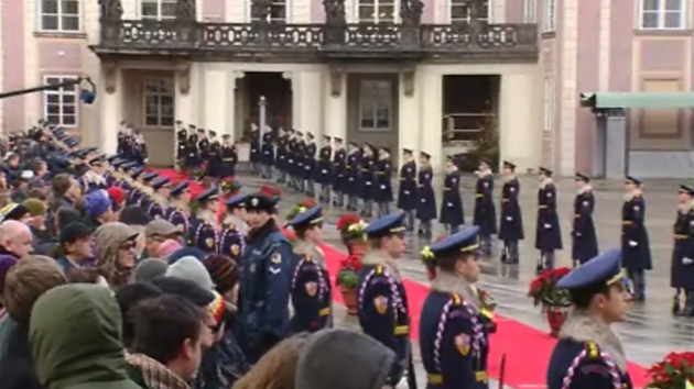 Vojáci Hradní stráe nastoupení ped smutením ceremoniálem rozlouení s