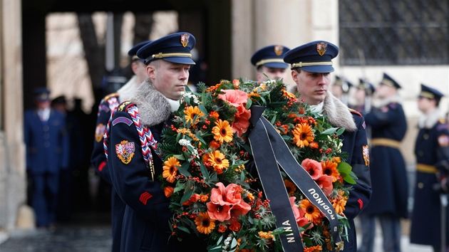 Vojáci Hradní stráe pi smutením ceremoniálu s vncem od dcery Dagmar Havlové