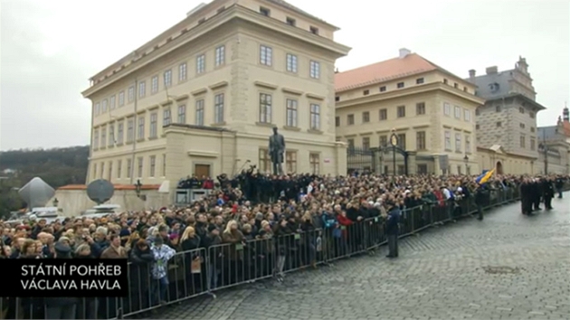 Lidé ped Praským hradem uctili minutou ticha památku Václava Havla