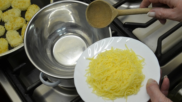 Jemn nastrouhaný tvrdý nebo polotvrdý sýr nechte rozehát v parní nebo horké