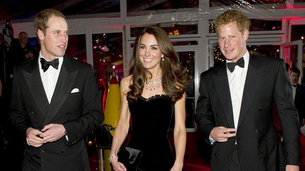 Princ Harry s bratrem a jeho enou na pedávání Military Awards (2011)