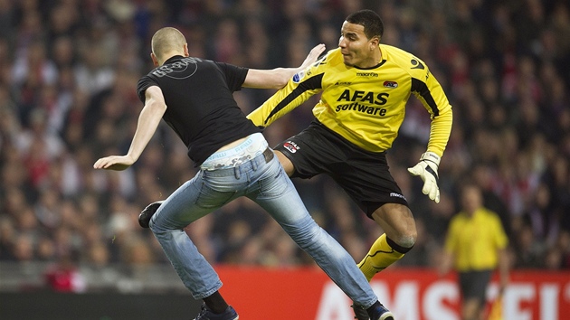 INCIDENT. Fotbalový brankář Esteban Alvarado ve službách Alkmaaru se pouští do INCIDENT. Fotbalový brankář Esteban Alvarado ve službách Alkmaaru se pouští do