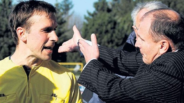 Vítězslav Hejret (vpravo), sportovní ředitel Baníku Sokolov, vášnivě probírá se Vítězslav Hejret (vpravo), sportovní ředitel Baníku Sokolov, vášnivě probírá se