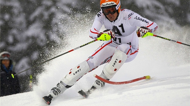 Mathias Lanzinger jako pedjezdec pi slalomu ve Flachau