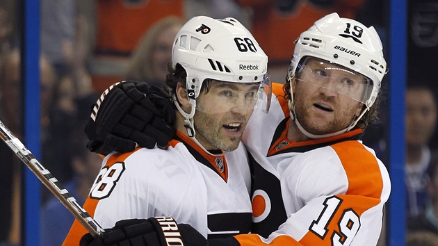 Jaromír Jágr se těší z gólu Philadelphie se Scottem Hartnellem. Jaromír Jágr se těší z gólu Philadelphie se Scottem Hartnellem.