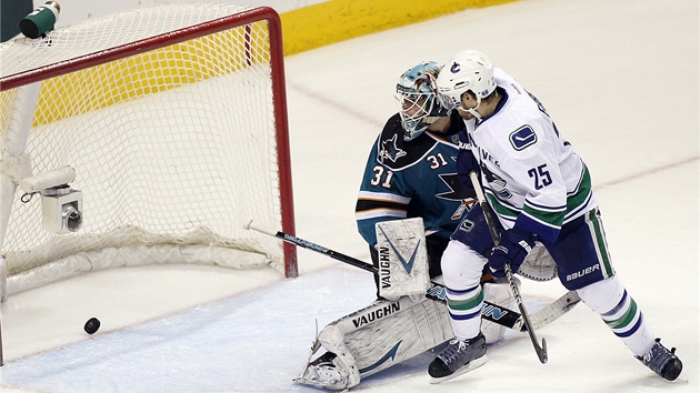 Andrew Ebbett z Vancouveru pekonává v prodlouení brankáe San Jose Anttiho