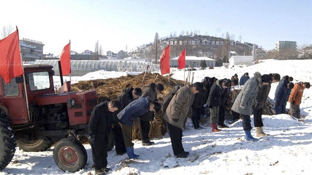 Nkolik minut ticha dreli za zesnulho vdce Kim ong-ila i lid na venkov (29. prosince 2011)