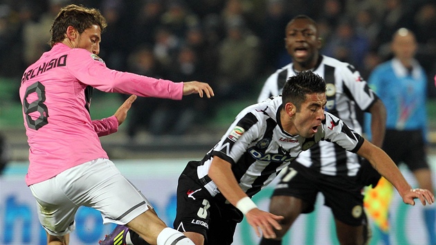 Mauricio Isla (vpravo) z Udinese a Claudio Marchisio z Juventusu Turn bojuj o m.