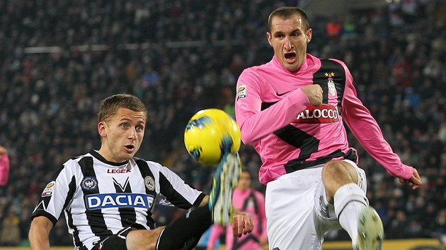 Almen Abdi (vlevo) z Udinese odkopv m ped Giorgiem Chiellinim z Juventusu.