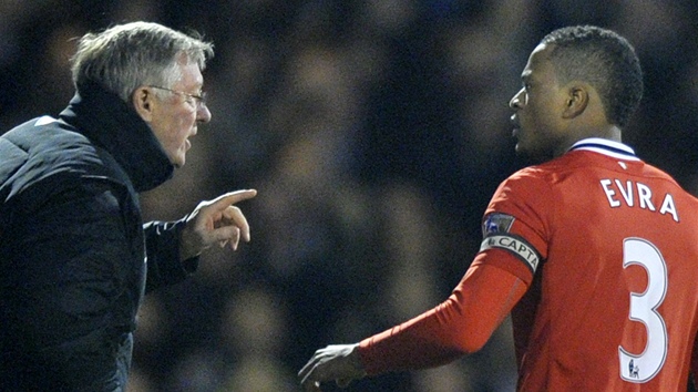 Patrice Evra z Manchesteru United pijímá pokyny od svého koue Alexe Fergusona.