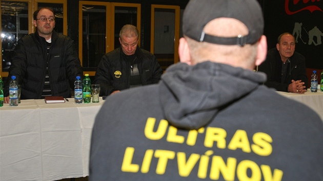 Setkání zástupců fanoušků a vedení Litvínova: Jan Ptáček coby zástupce Setkání zástupců fanoušků a vedení Litvínova: Jan Ptáček coby zástupce