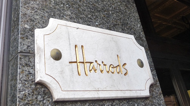 Honosná tabulka Harrods u vchodu. Pod jednou z tisíc londýnských kamer