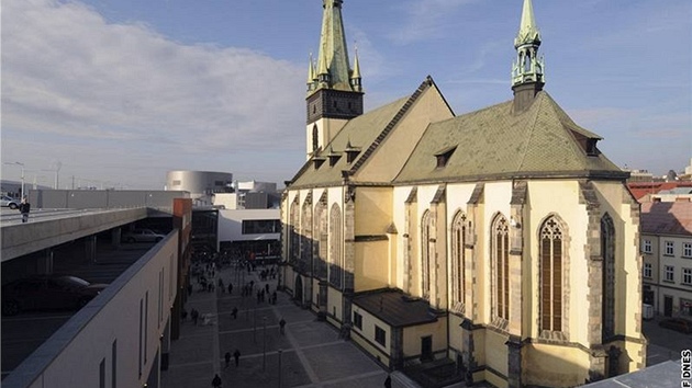 Kosteln nmst bylo obnoven pi stavb obchodnho centra Forum. 
