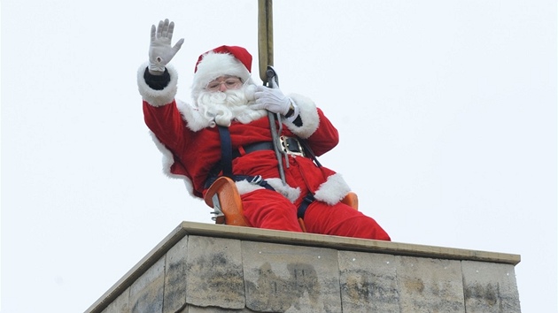 Santa se díky jeábu a lanu chystá na provedení testu.