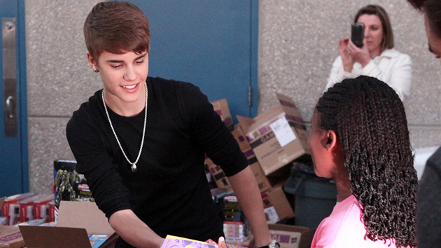 Justin Bieber rozdává dárky na základní kole v Las Vegas (16. prosince 2011).