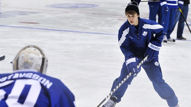 Justin Bieber si v Torontu zahrál i hokej (21. prosince 2011).