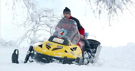 Snowboardista chtl peskoit cestu a narazil do skútru. Ilustraní foto.