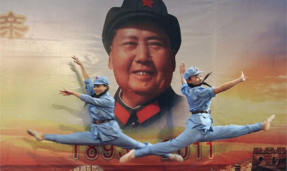 ínské baletky bhem pedstavení u píleitosti 118. výroí narození Mao...