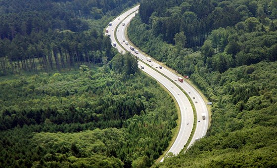 Ve srovnání s posledním mením v roce 2005 se poet aut na eských silnicích sníil. Ubylo pedevím kamion. Ilustraní foto.