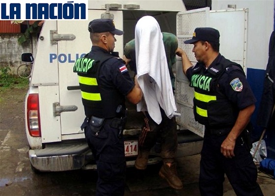 Kostarití policisté vyvádjí z auta mladého Brita podezelého z vrady