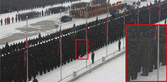 Na jedné z mnoha fotografií z pohbu Kim ong-ila zaujme mezi vzorn stojícími