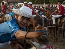 Brazilský jezdec na koni se snaí v plném trysku provléknout devnou jehlu...