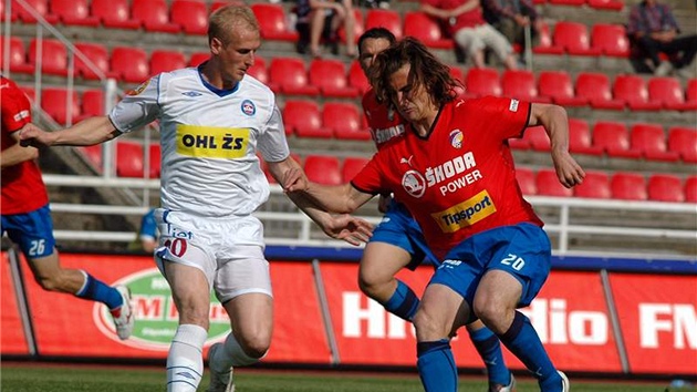 Plzeský kapitán Pavel Horváth pekonává z penalty brnnského brankáe Tomáe Buree.