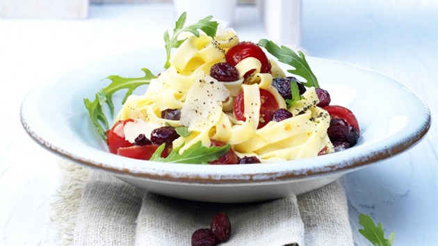 Tagliatelle s dušenými rajčaty a brusinkami Tagliatelle s dušenými rajčaty a brusinkami