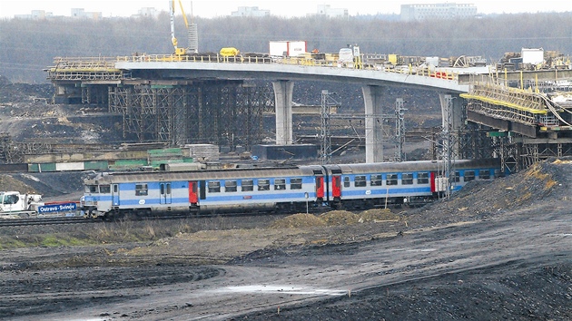Fotografie z roku 2005 ukazuje stavbu ostravské dálnice nad elezniní tratí.