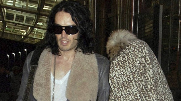 Russell Brand a Katy Perry se nenechali vyfotit ani na letiti