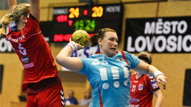 Petra Vítková z Poruby při střelbě v utkání proti Veselí Petra Vítková z Poruby při střelbě v utkání proti Veselí