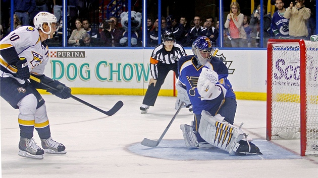 Martin Erat z Nashvillu pekonv v njezdech branke St. Louis Jaroslava Halka. 