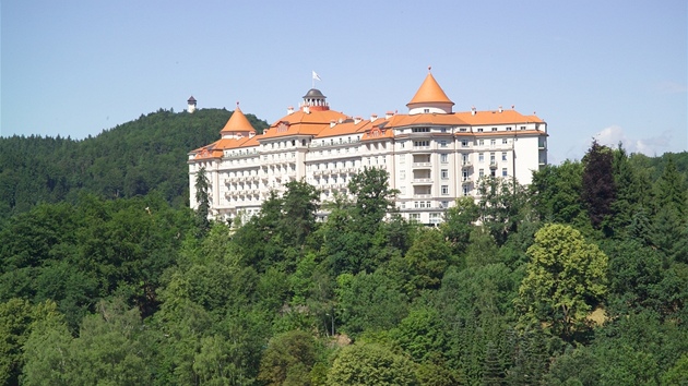 Architekt navrhl hotel jako hrad, který se tyí nad mstem.