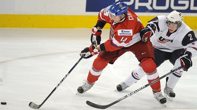 eský hokejista Jakub Culek v souboji s Austinem Czarnikem z týmu USA.
