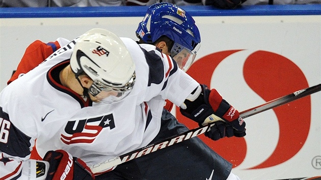 Tomá Nosek (vpravo) v souboji s americkým hokejistou Jasonem Zuckerem.