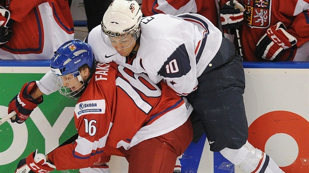 eský hokejista Radek Faksa (vlevo) v souboji s Emersonem Etemem z týmu USA.