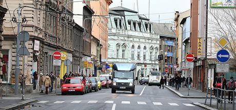 Bolavé místo.  idii nákladních aut jedoucí v Plzni Tylovou ulicí smrem do